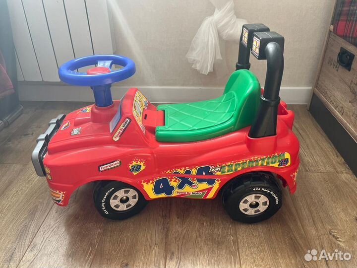 Машинка каталка с ручкой