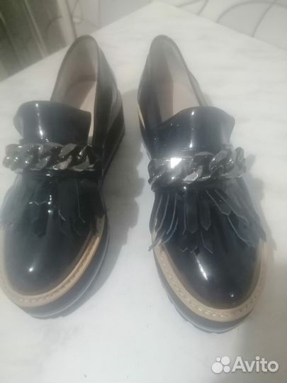 Туфли синего цвета новые, лаковые. Размер 40