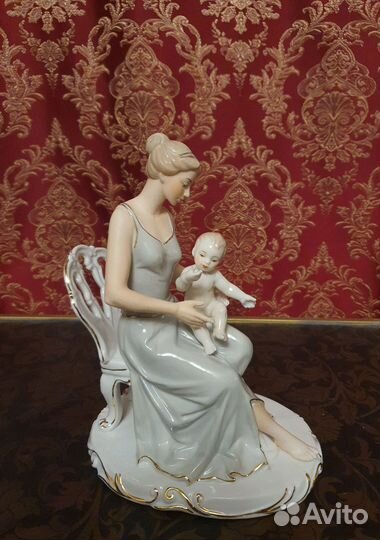 Статуэтка фарфоровая мать с ребёнком