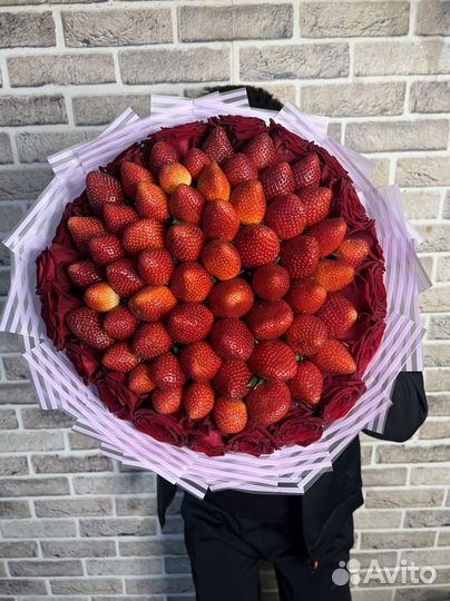 Ягодный букет клубника и Роза розы оптом 21/51/101