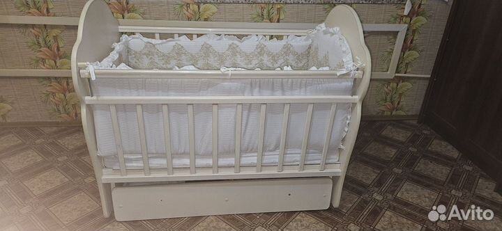 Детская кроватка с маятником и ящиком