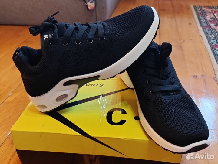 Кроссовки женские