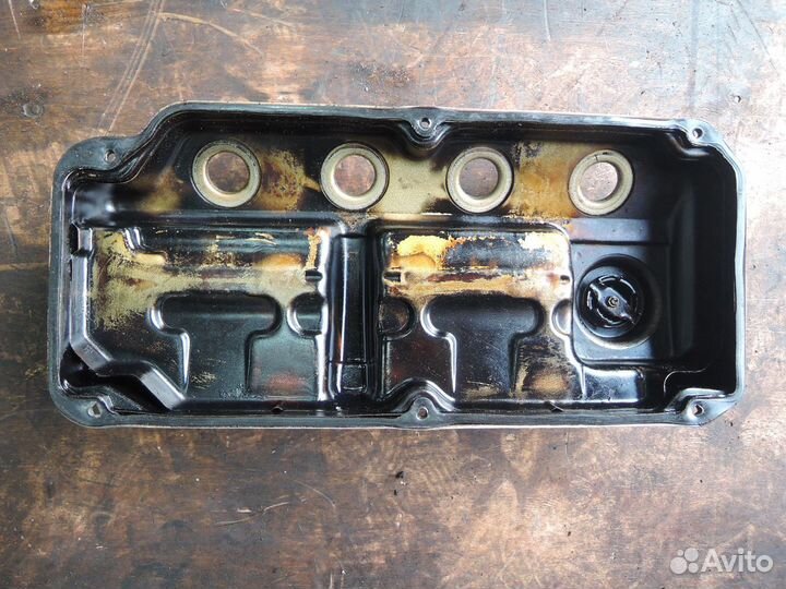 Крышка клапанная Mitsubishi Carisma 1995-1999