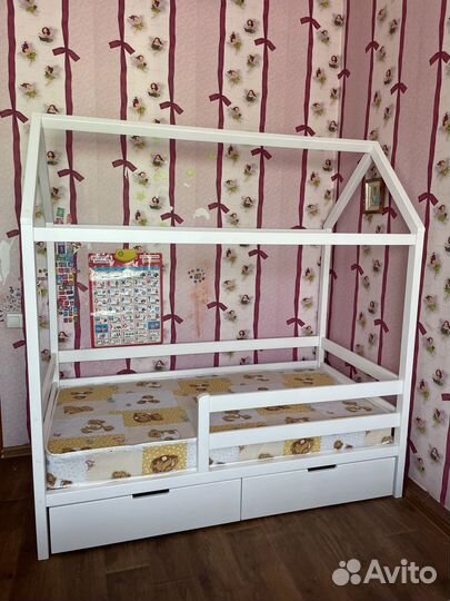 Детская кроватка домик