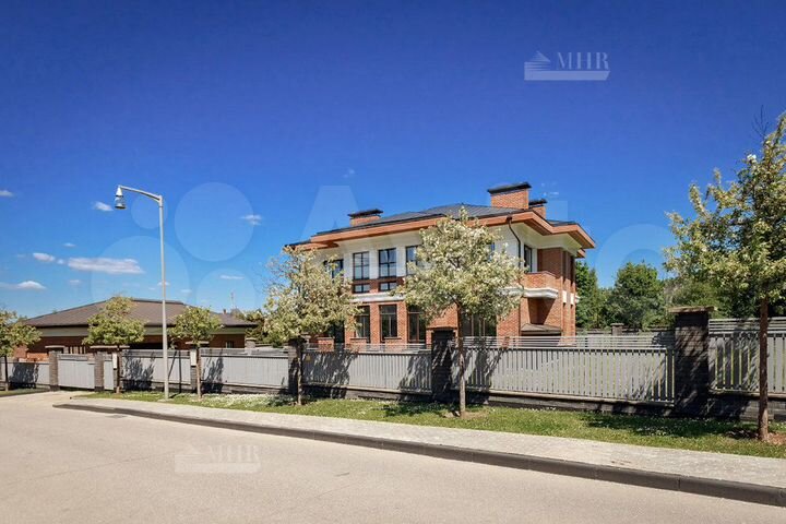 Дом 960,6 м² на участке 38,1 сот.