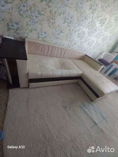 Замкожаный угловой диван бу