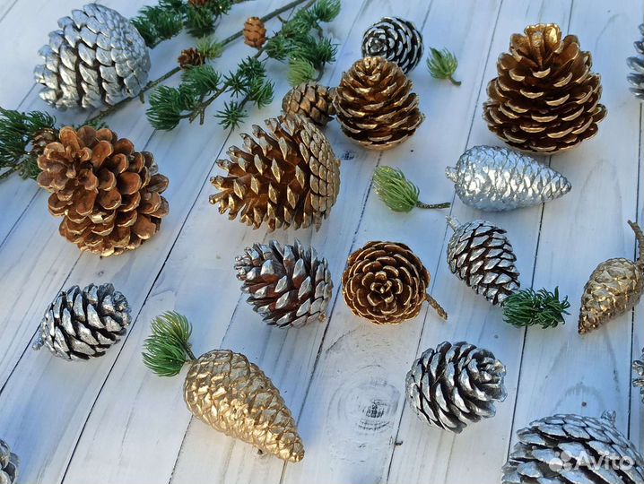 Новогодний декор, золотые шишки