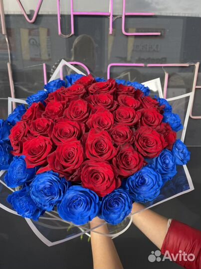 Роза синяя и красная букет