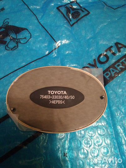 Эмблема крышки багажника Тойота Камри 50 / 11-14г