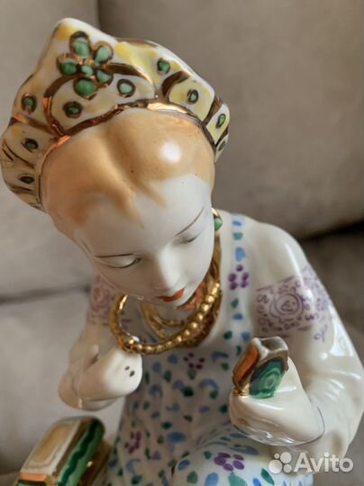 Фарфоровые статуэтка Малахитовая шкатулка