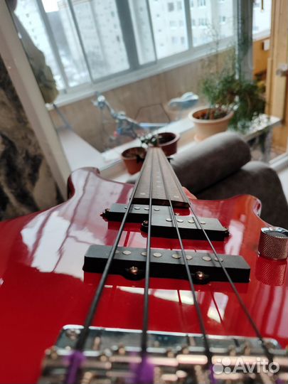 Безладовая басс гитара