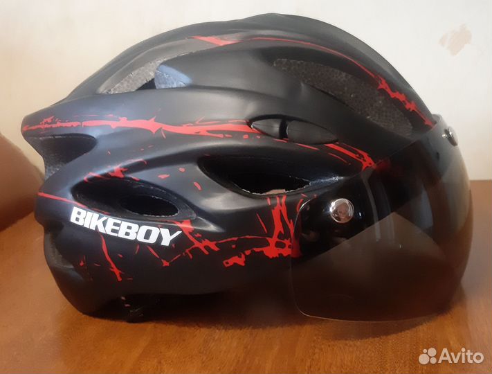 Шлем велосипедный с солнце-ветрозащитным визором