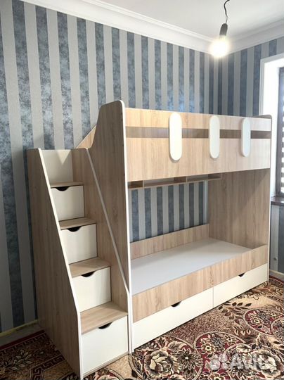 Двухъярусная кровать с лестницей-комодом