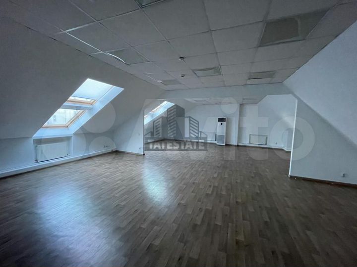 Офисное здание с парковкой, 683 м²