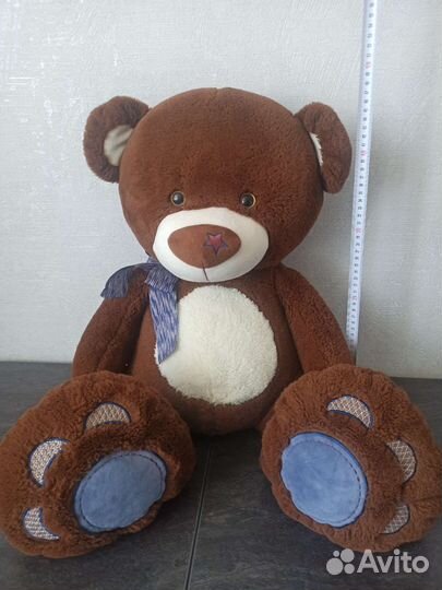 Большой плюшевый медведь