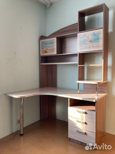 Компьюторный стол, с полками