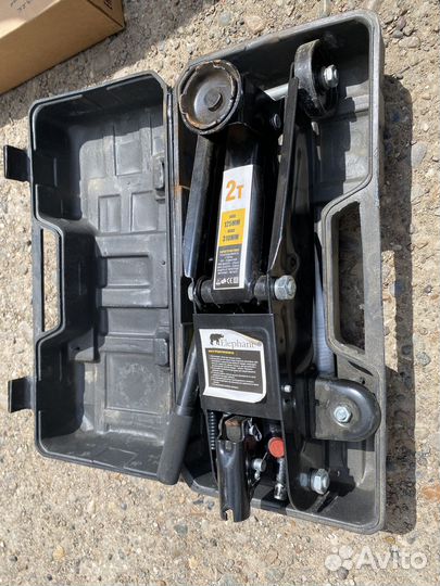 Домкрат подкатной 2 т