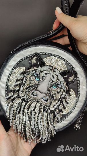 Сумка маленькая черная ручной работы с вышивкой