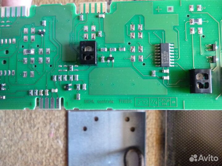 Две разные варочные панели с разбитым стеклом