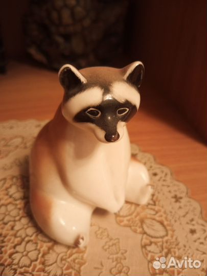 Фарфоровая статуэтка- енот