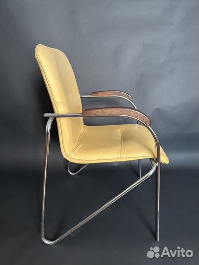 Офисное кожаное кресло