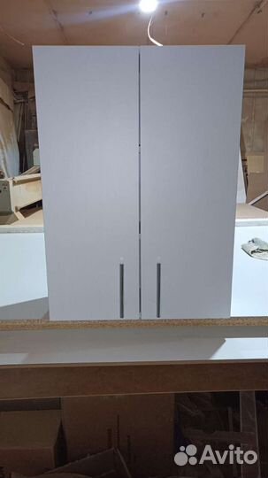 Навесной шкафчик