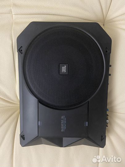 Сабвуфер JBL под сидение