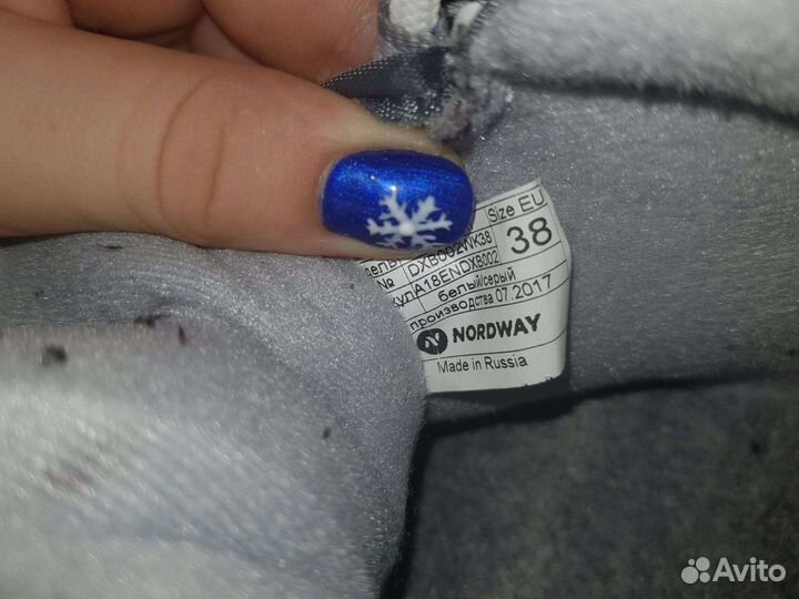 Ботинки и палки для беговых лыж