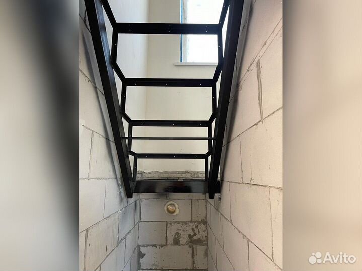 Металлический каркас лестницы на ломаном косоуре