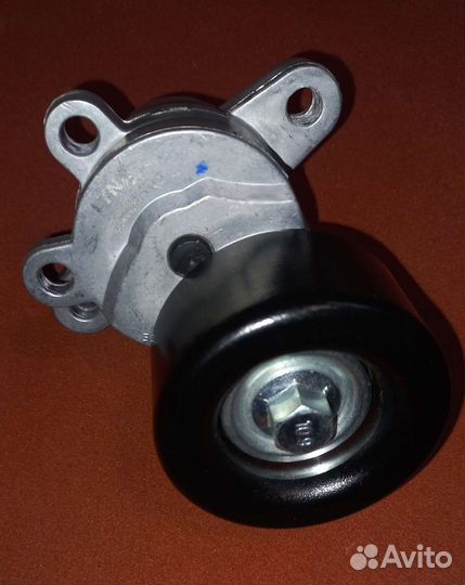 Натяжитель ремня с роликом