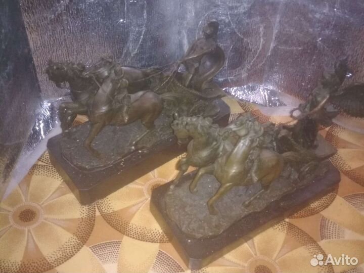 Статуэтки Ника и Марс на конях