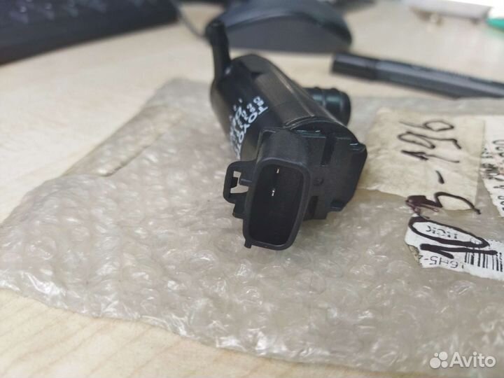 Моторчик стеклоомывателя Toyota RAV4 Camry Corolla