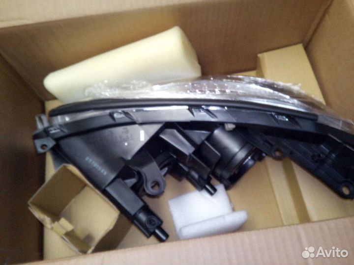 Фара правая toyota RAV4 черная