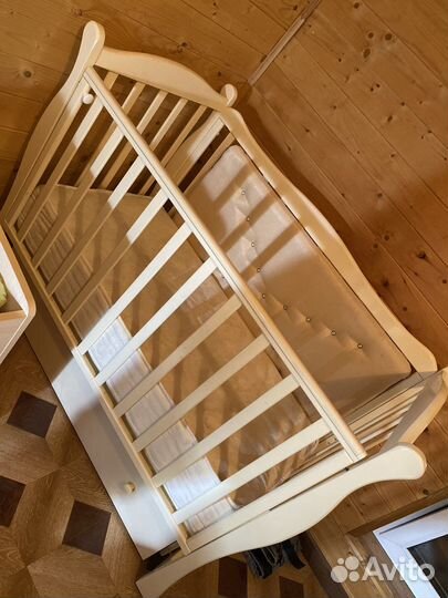 Кровать-люлька и комод