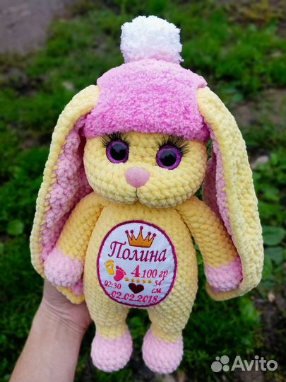 Именная игрушка, плюшевая зайка, вязаная, метрика