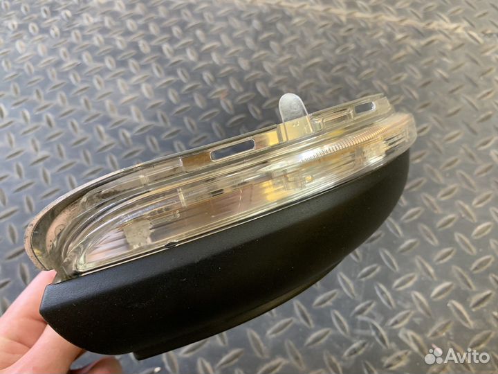 Указатель поворотов левый Golf 6