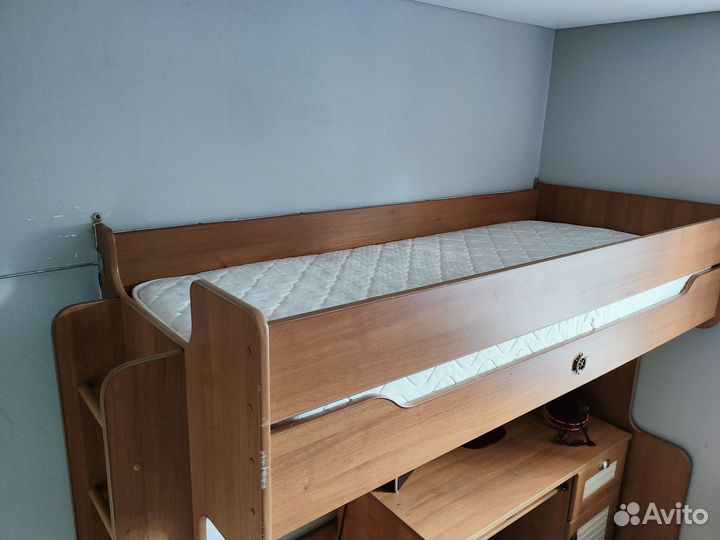 Кровать чердак со столом бу