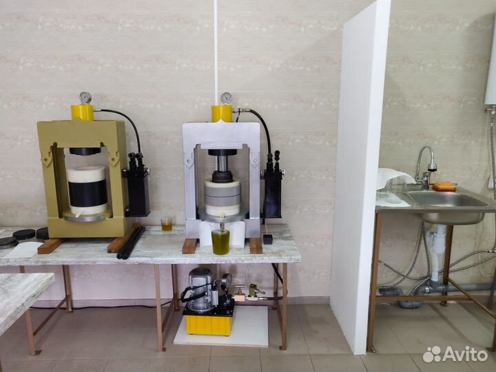 Сыродавленное масло холодного отжима из бочонка