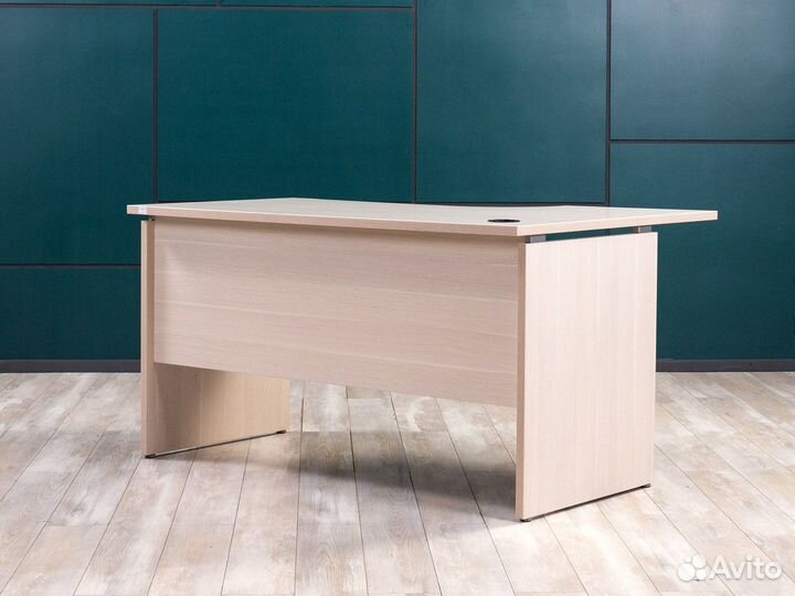 Угловой стол для персонала