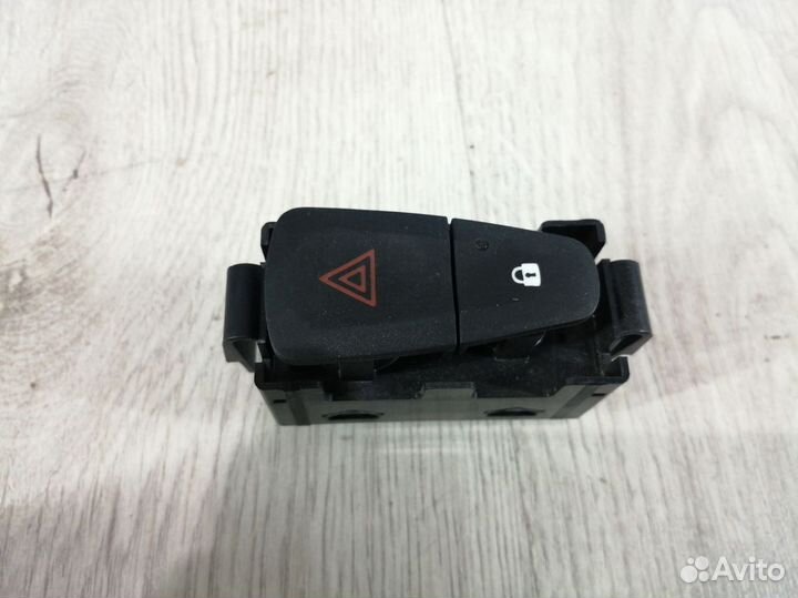 Кнопка аварийной сигнализации Renault sandero step