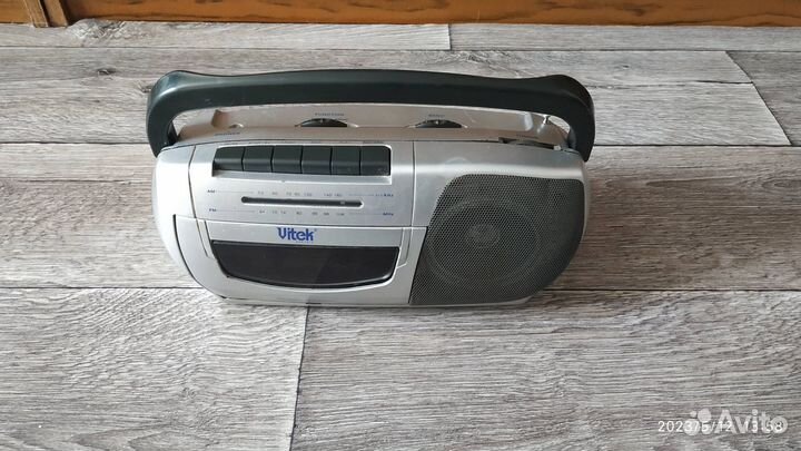 Кассетный магнитофон с радиоприемником