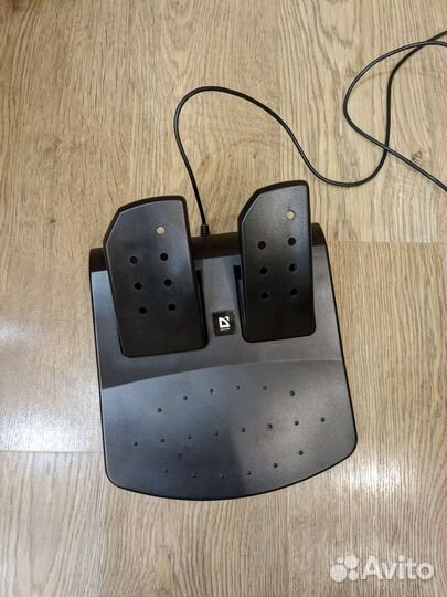 Игровой руль с педалями defender