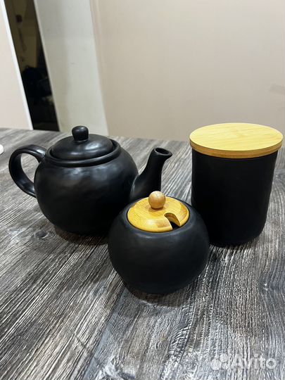 Набор чайник, сахарница и банка