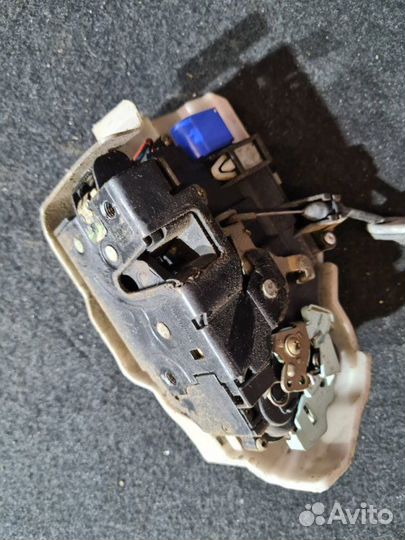Замок боковой двери передний правый Volkswagen
