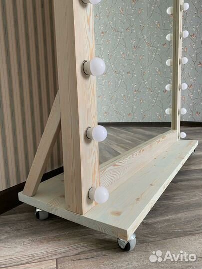 Гримерное зеркало с лампочками