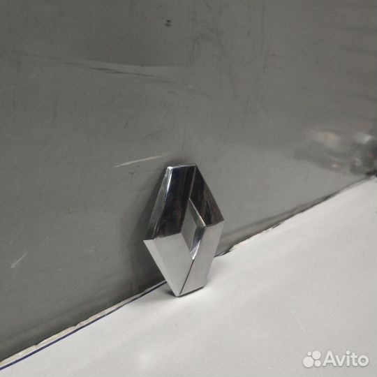 Эмблема крышки багажника Renault Sandero 2 K7M812