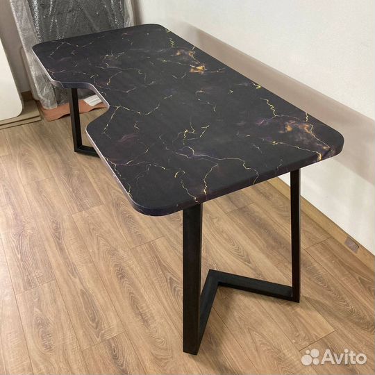 Письменный стол 'Status Flag'