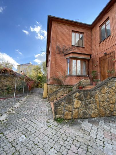 Дом 260 м² на участке 4 сот.