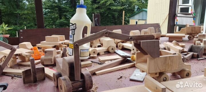 Деревянный трактор игрушка