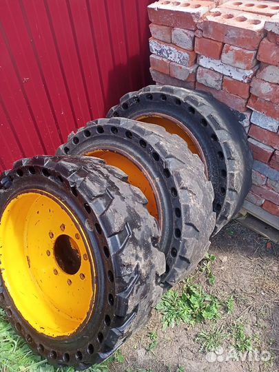 Колеса на фронтальный мини погрузчик цельнолитые